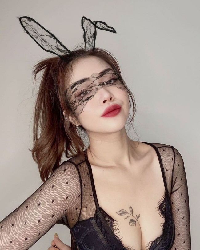Elvaevac là hot girl Malaysia nổi tiếng trên mạng xã hội với phong cách gợi cảm.