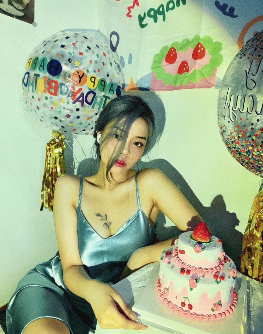 Cô có hình xăm chiếc lá nhỏ xinh ở vòng 1, thu hút sự chú ý của người khác ngay từ cái nhìn đầu tiên.