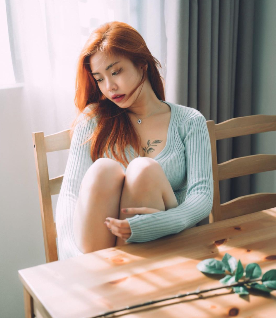 Elvaevac hiện đang sở hữu trang cá nhân Instagram với gần 100 ngàn theo dõi. Trên đây, cô thường chia sẻ những hình ảnh gợi cảm của mình.