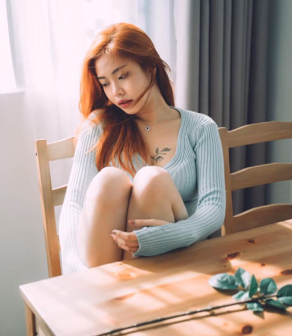 Elvaevac hiện đang sở hữu trang cá nhân Instagram với gần 100 ngàn theo dõi. Trên đây, cô thường chia sẻ những hình ảnh gợi cảm của mình.