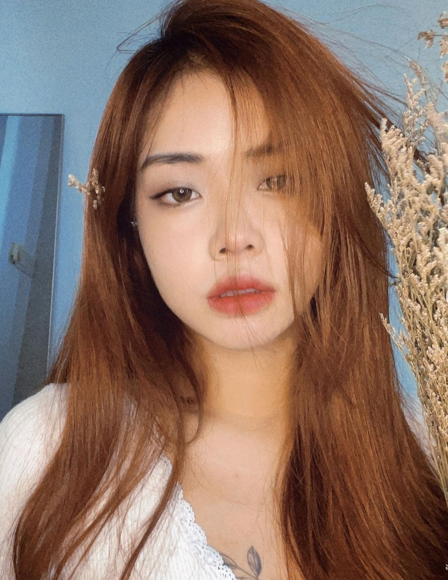 Xăm hình nhỏ ở vòng 1 là một trong số những gợi ý giúp cô gái này nổi bật nhưng không bị chê phô.