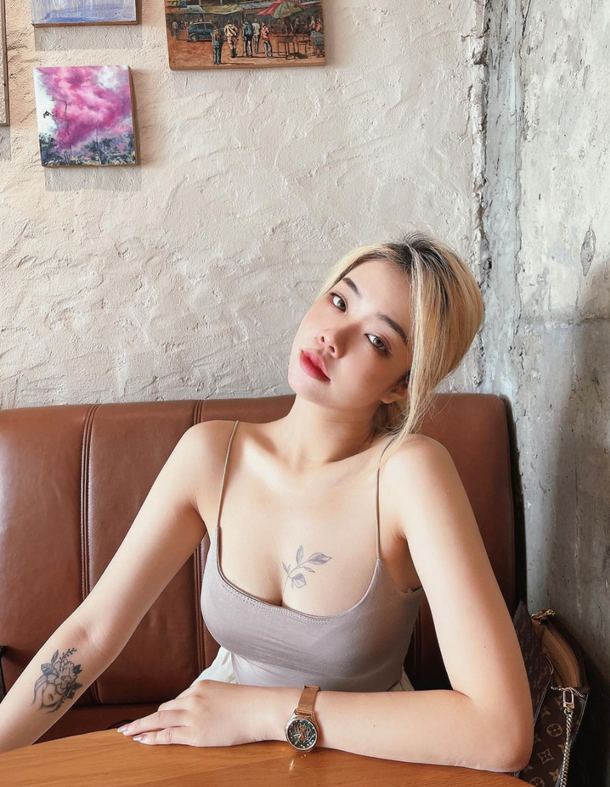 Bên cạnh hình xăm chiếc lá, gái xinh còn có hình xăm lớn ở dưới ngực cùng một số hình xăm ở cánh tay.