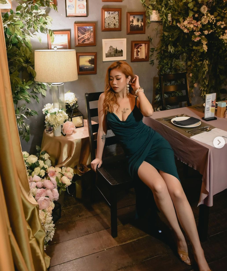 Diện trang phục bó sát và khoét sâu vùng cổ, hot girl Châu Á cố tình để lộ hình xăm khiêm tốn nhưng hết sức gợi cảm. Ảnh: IGNV