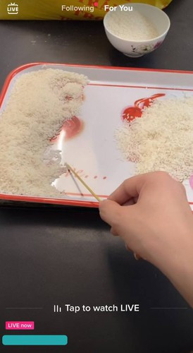 Một trong những thú vui mùa dịch hot trong thời gian vừa qua chính là giới trẻ thi nhau đếm số hạt gạo trong 1 kg.