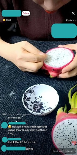 Ngoài đếm gạo nhiều bạn trẻ còn thi nhau đếm hạt thanh long và livestream lên MXH.