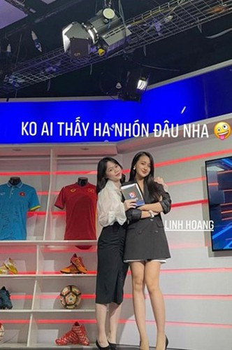 Màn hình phía sau lưng bạn gái cũ Quang Hải gây chú ý với dòng chữ "Sport News" (Bản tin thể thao) như thay lời giới thiệu của cô nàng về cương vị mới.