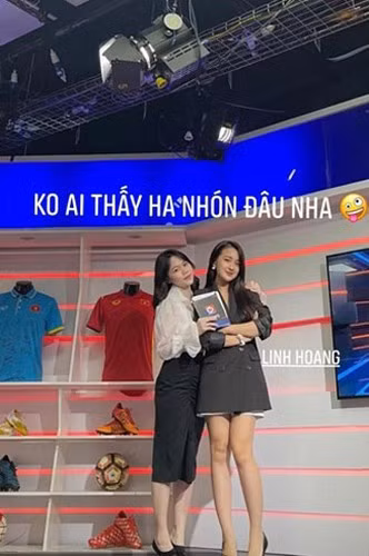 Màn hình phía sau lưng bạn gái cũ Quang Hải gây chú ý với dòng chữ "Sport News" (Bản tin thể thao) như thay lời giới thiệu của cô nàng về cương vị mới.