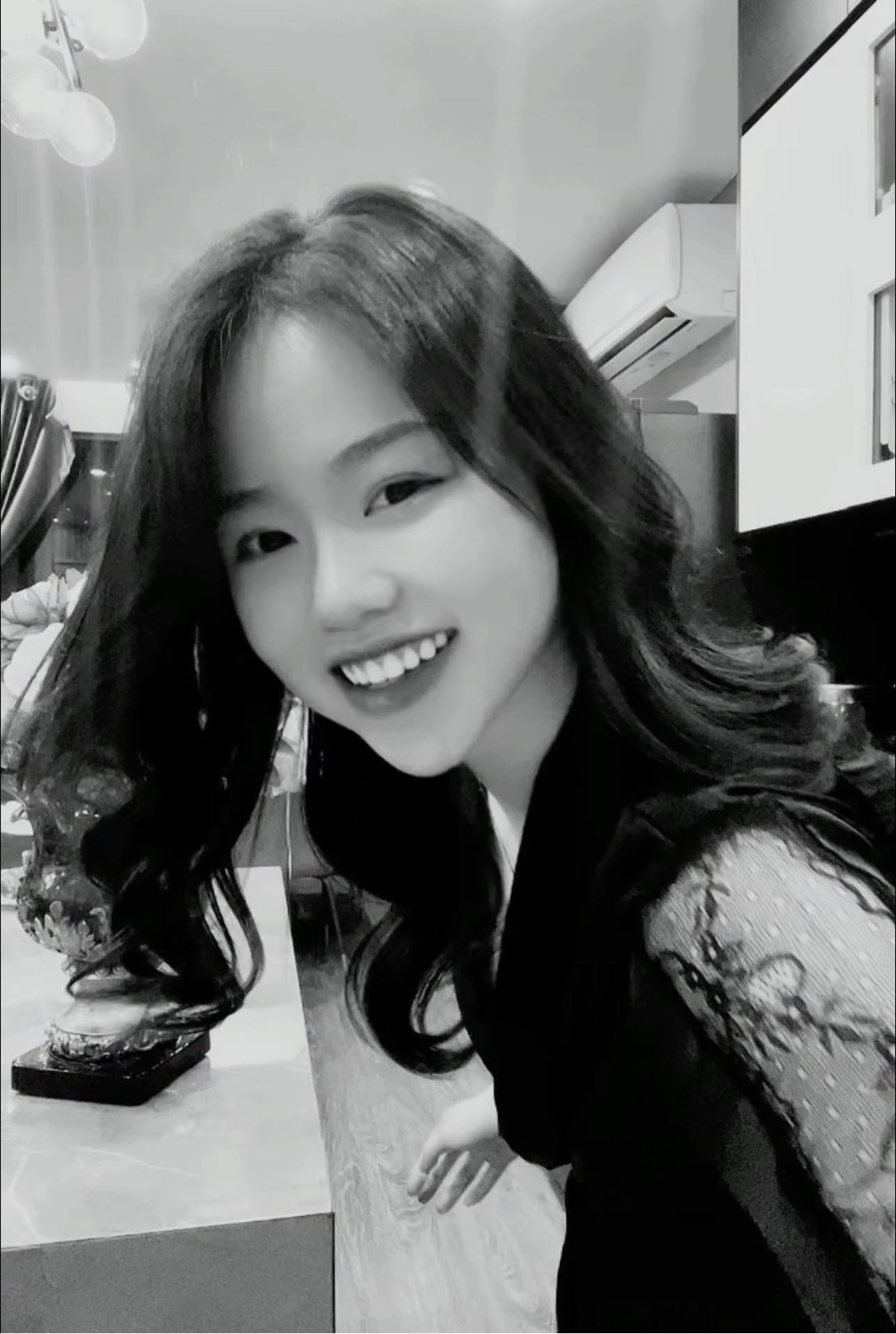 Huỳnh Anh quê Nha Trang, hiện sống và làm việc tại Hà Nội. Cô nàng được đông đảo mọi người biết đến khi trở thành bạn gái của cầu thủ nổi tiếng. Tuy nhiên, cặp đôi đã chia tay chỉ sau nửa năm công khai hẹn hò.