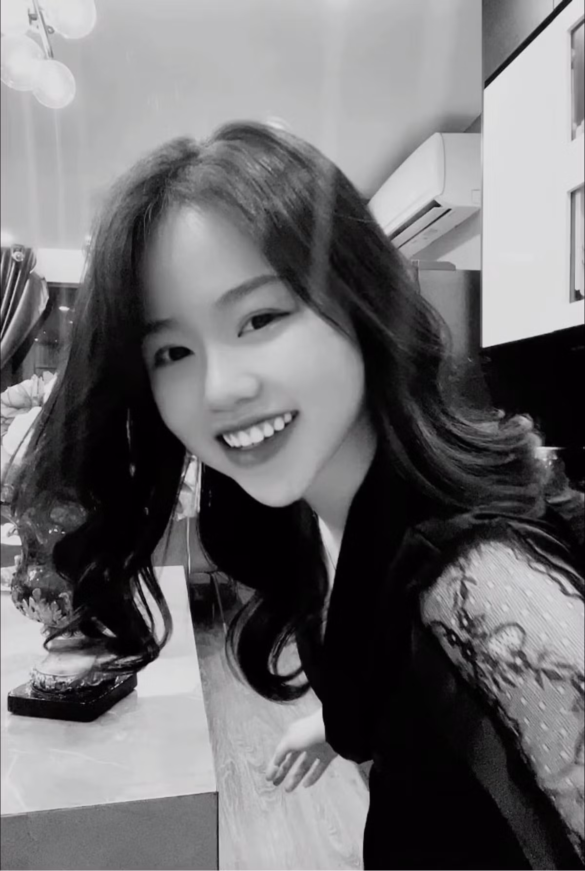 Huỳnh Anh quê Nha Trang, hiện sống và làm việc tại Hà Nội. Cô nàng được đông đảo mọi người biết đến khi trở thành bạn gái của cầu thủ nổi tiếng. Tuy nhiên, cặp đôi đã chia tay chỉ sau nửa năm công khai hẹn hò.