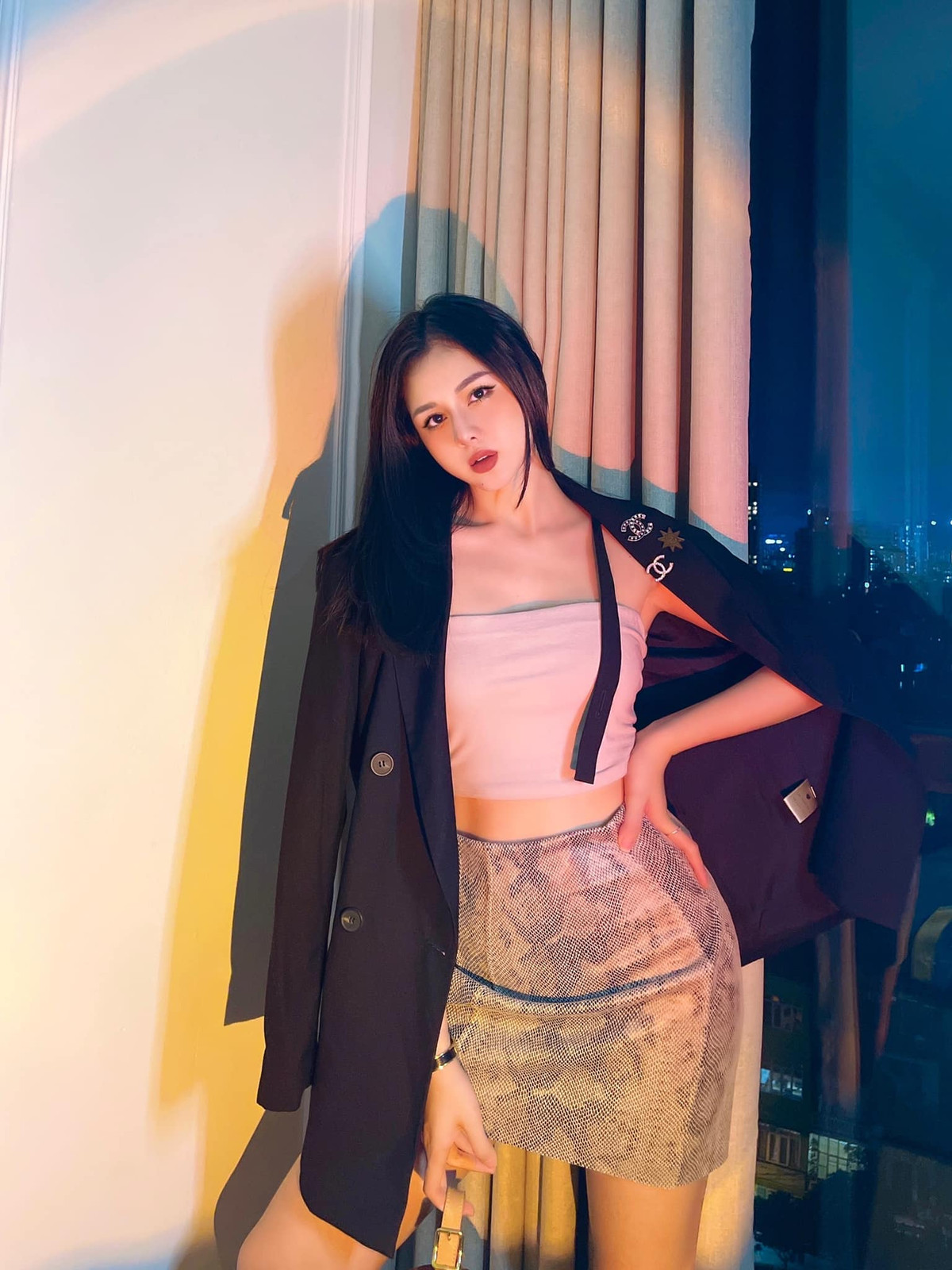 Sau khi chia tay chàng cầu thủ, Huyền Trang ngày càng gợi cảm và táo bạo trong những shoot hình thu hút người nhìn trên MXH.