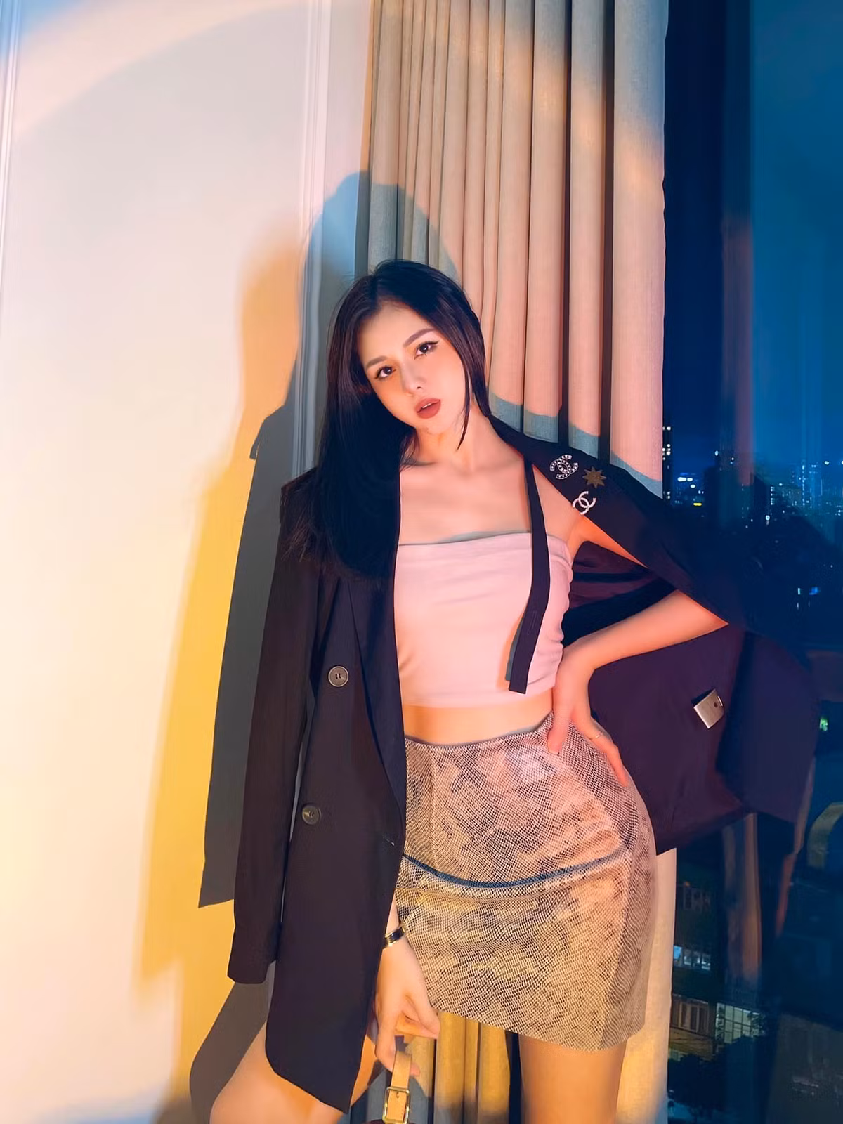 Sau khi chia tay chàng cầu thủ, Huyền Trang ngày càng gợi cảm và táo bạo trong những shoot hình thu hút người nhìn trên MXH.