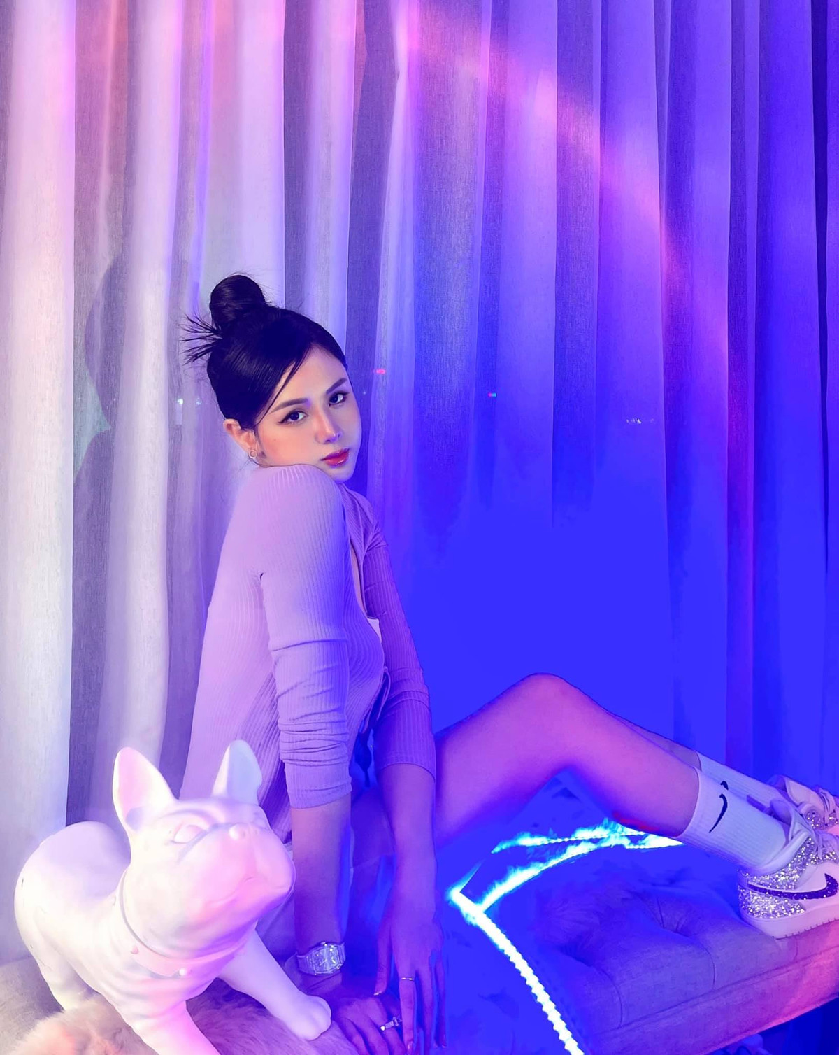 Cô sở hữu nhan sắc ngọt ngào và thân hình quyến rũ, chiều cao 1m73, số đo ba vòng là 84-63-91.