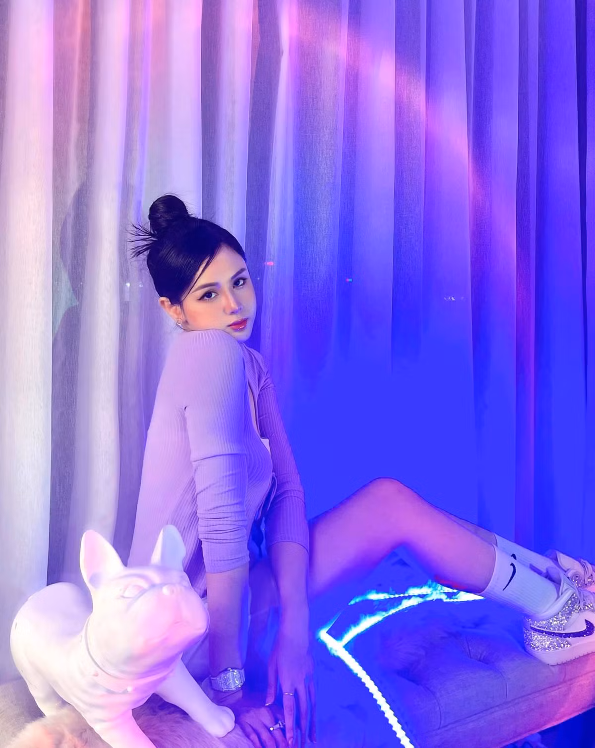 Cô sở hữu nhan sắc ngọt ngào và thân hình quyến rũ, chiều cao 1m73, số đo ba vòng là 84-63-91.