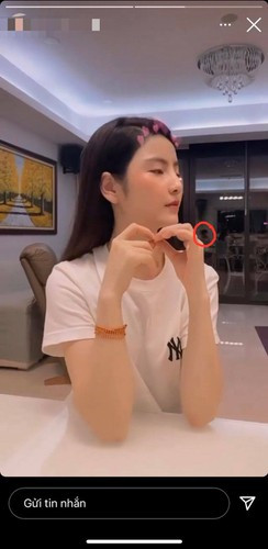 Tuy chỉ là một story quay mặt bình thường nhưng hình ảnh phản chiếu ở cánh cửa được netizen soi rằng đó là Quang Hải.