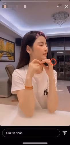 Tuy chỉ là một story quay mặt bình thường nhưng hình ảnh phản chiếu ở cánh cửa được netizen soi rằng đó là Quang Hải.