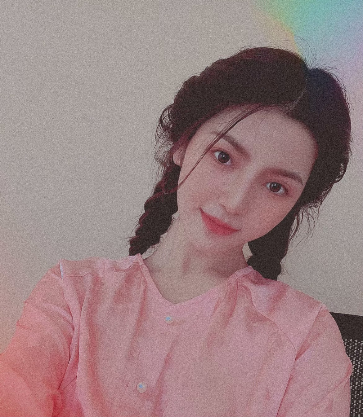 "Tôi chẳng thấy có gì ngoài cái dáng đứng", "Quả quay này còn "gắt" hơn chuyện nhà hàng xóm nữa", "Chất đấy, kiểu đứng "bá đạo",...là những bình luận của cư dân mạng.