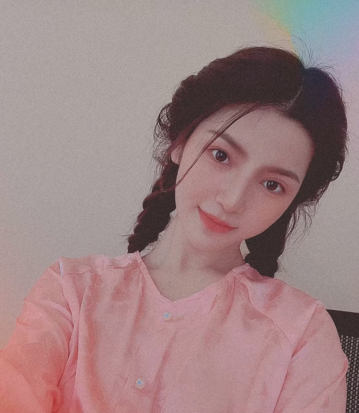 "Tôi chẳng thấy có gì ngoài cái dáng đứng", "Quả quay này còn "gắt" hơn chuyện nhà hàng xóm nữa", "Chất đấy, kiểu đứng "bá đạo",...là những bình luận của cư dân mạng.