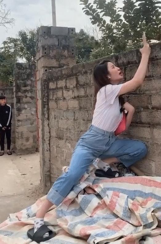 Đáng chú ý hơn, cộng đồng mạng cho rằng bồ mới Quang Hải đã hóng chuyện với dáng đứng không thể nào "khiêu gợi" hơn. Những gì mọi người thấy chỉ là dáng ngồi của Chu Thanh Huyền