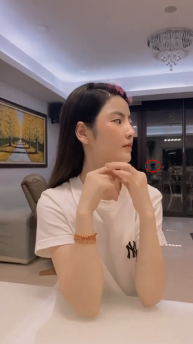 Trong hình ảnh bạn gái Quang Hải cập nhật trên trang cá nhân, cũng xuất hiện bóng dáng của chàng cầu thủ này.