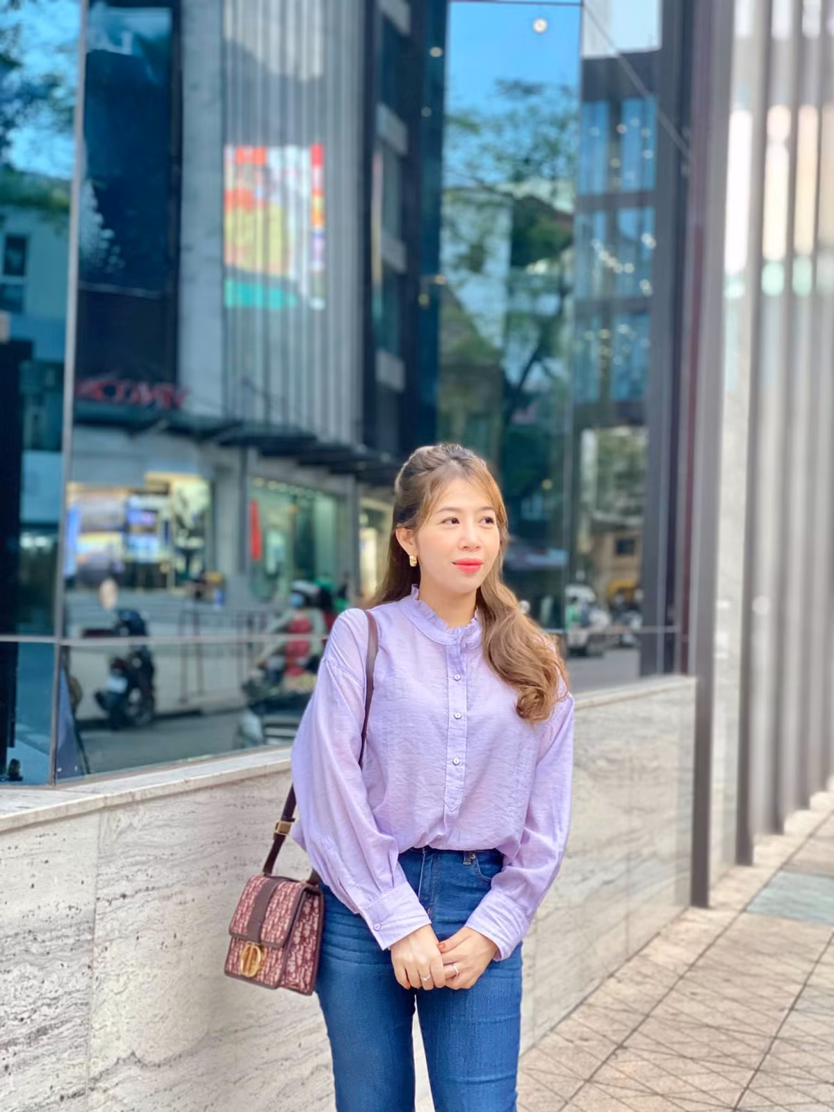 MC Diệp Chi nhận được sự yêu mến của khán giả bởi lối dẫn đĩnh đạc, trưởng thành nhưng pha trộn nét hiện đại lẫn hóm hỉnh.