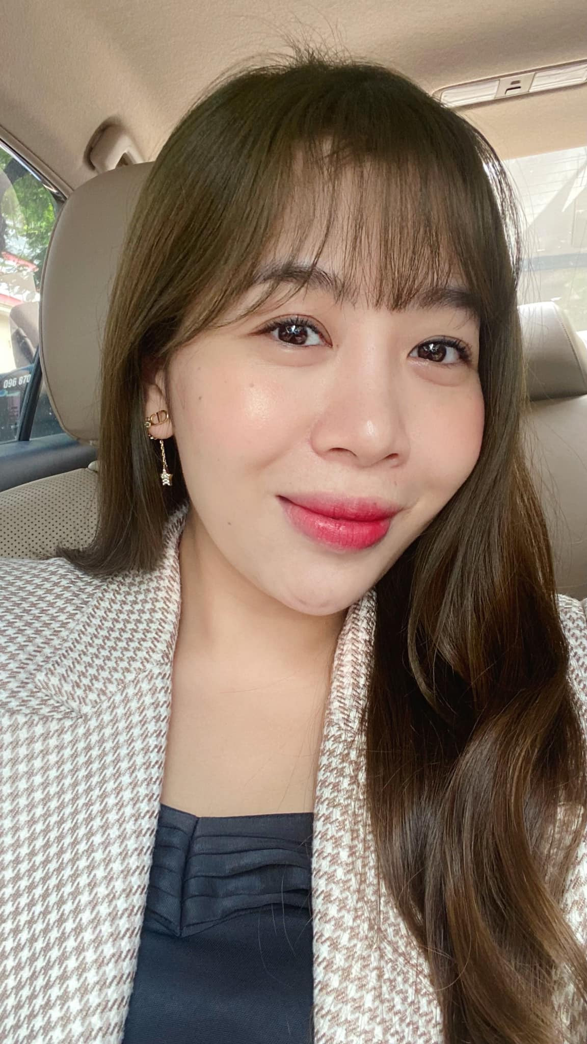 Trước đó, khi nhận xét về đàn em, MC Diệp Chi đã dành những lời có cánh: "Chương trình truyền hình nào cũng vậy, sau một quãng thời gian vận hành luôn cần những sáng tạo, thay đổi về format, sân khấu lẫn hình ảnh đại diện. Một cô gái tự tin, văn minh, hiểu biết, tiêu biểu cho thế hệ Z sẽ là người cầm trịch xứng đáng".