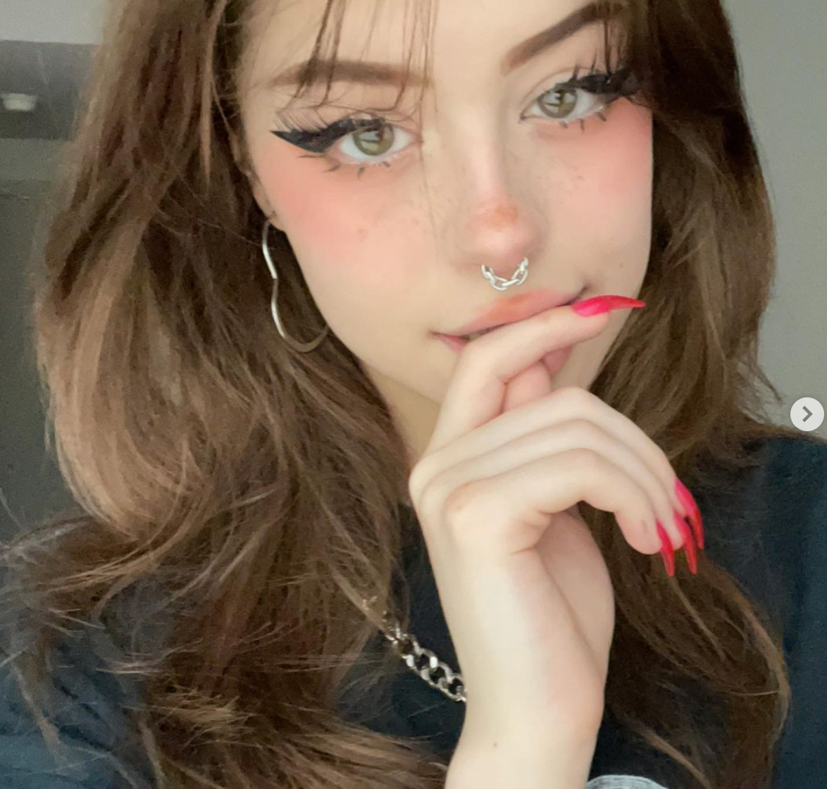 Cô nàng còn có nhiều màn cosplay siêu gợi cảm được đăng tải trên trang cá nhân.