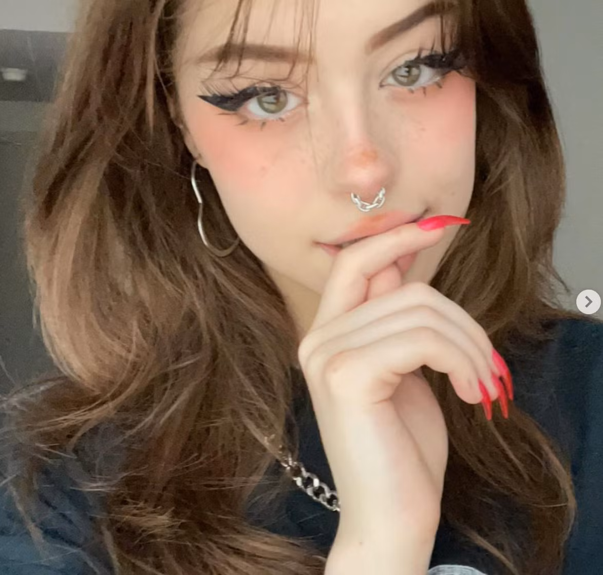 Cô nàng còn có nhiều màn cosplay siêu gợi cảm được đăng tải trên trang cá nhân.