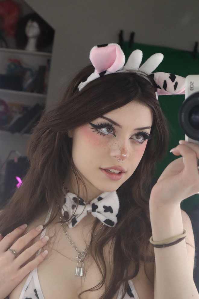 Hannah còn được mệnh danh là nữ streamer xinh đẹp bậc nhất thế giới, cô nàng sở hữu gương mặt và ngoại hình dễ thương chẳng khác gì nhân vật bước ra từ anime.