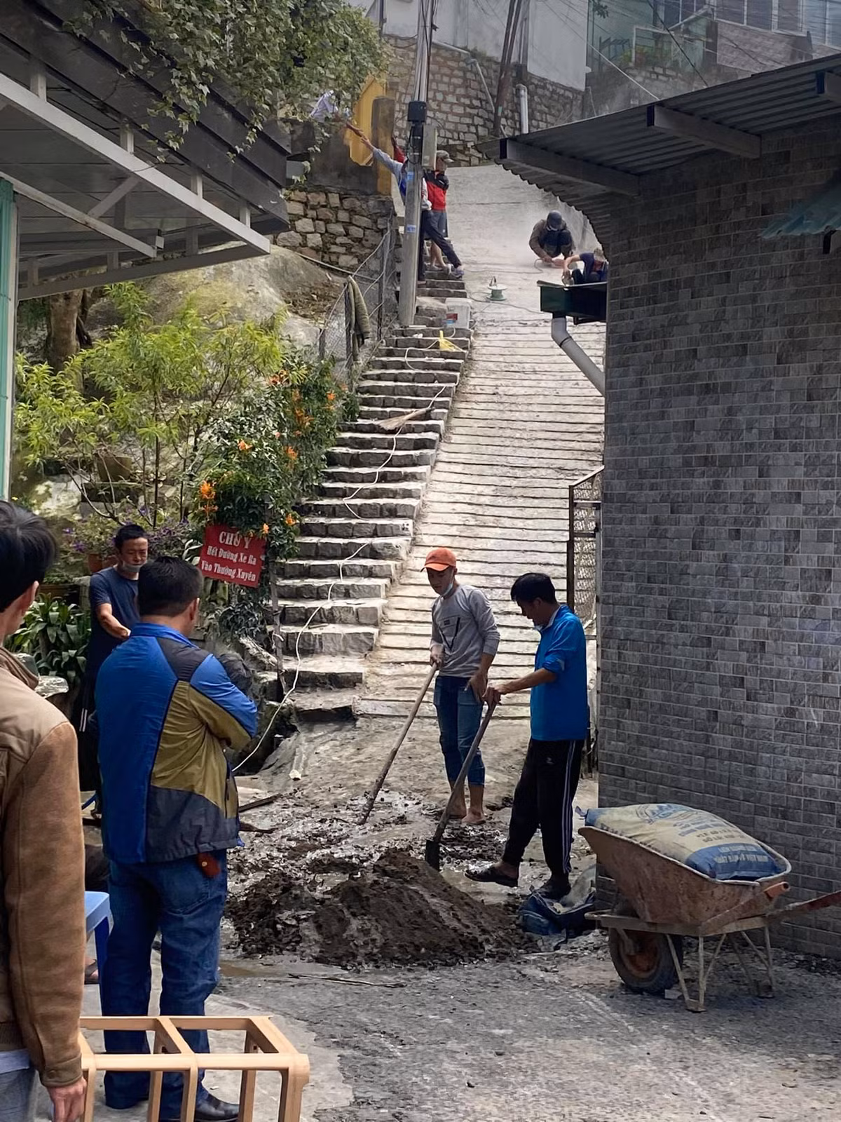 Được biết, biện pháp này nhằm giảm độ trơn trượt của con dốc, đồng thời tăng độ bám cho bánh xe các phương tiện. Ảnh: Ngô Anh Tuấn/ Đà Lạt, Đi và Trải Nghiệm