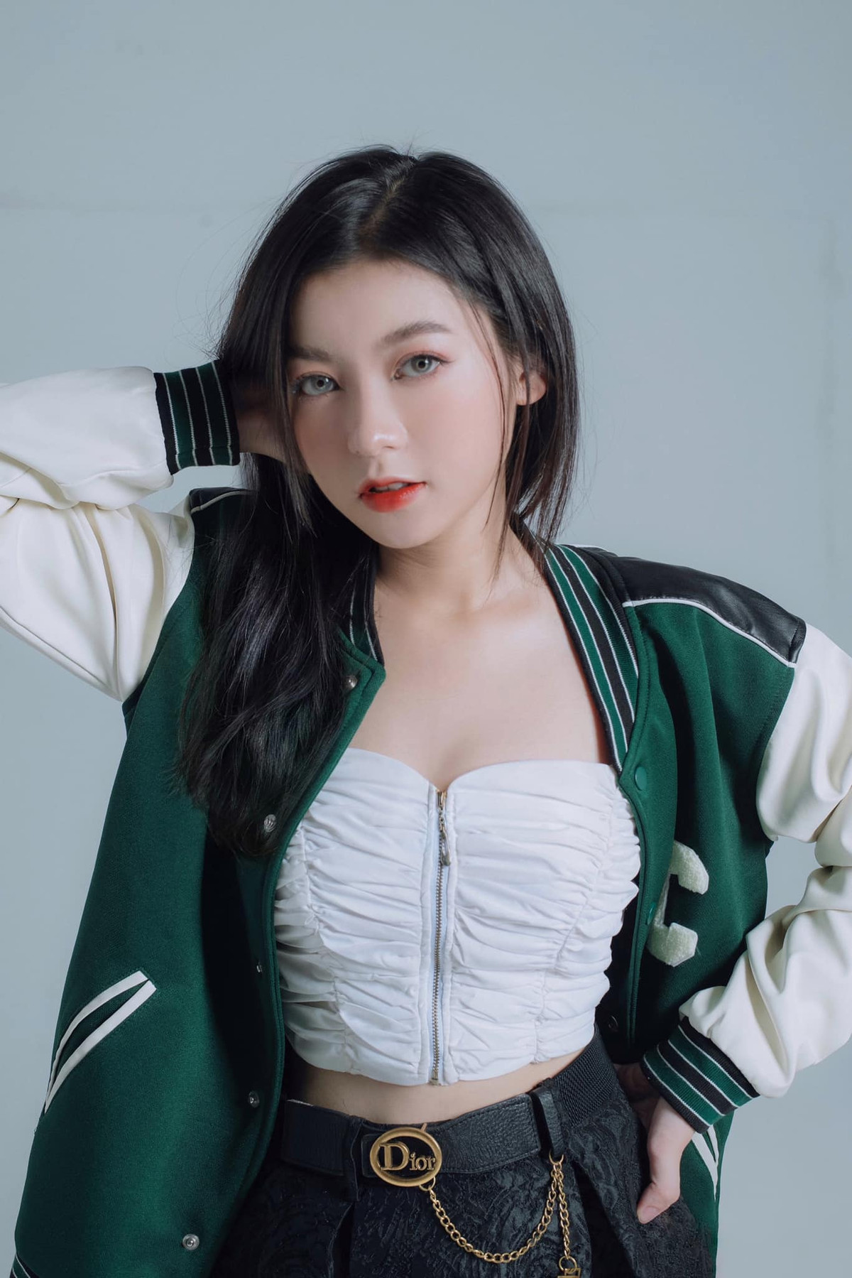 Trang Lucy từng gắn liền với hình ảnh nữ sinh trong sáng, đáng yêu. Tuy nhiên sau khi vào Đại học, cô nàng bất ngờ "lột xác" gợi cảm khiến ai cũng ngỡ ngàng.