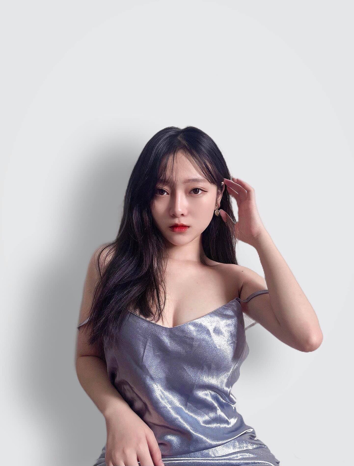 Sau khi nổi tiếng, Linh Chi nhận được không ít lời mời làm người mẫu, đóng MV. Cùng với đó, Linh Chi còn là một streamer khá nổi.