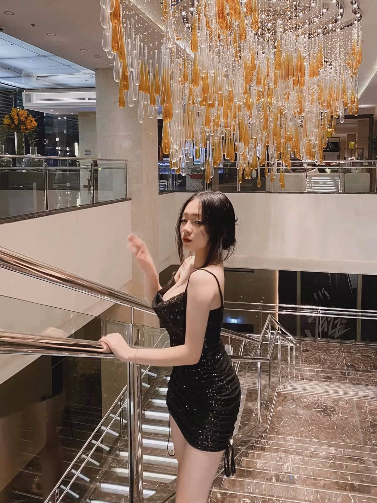 Hiện tại, Linh Chi đang dần chuyển hướng và dấn thân vào con đường nghệ thuật. Ảnh: FBNV