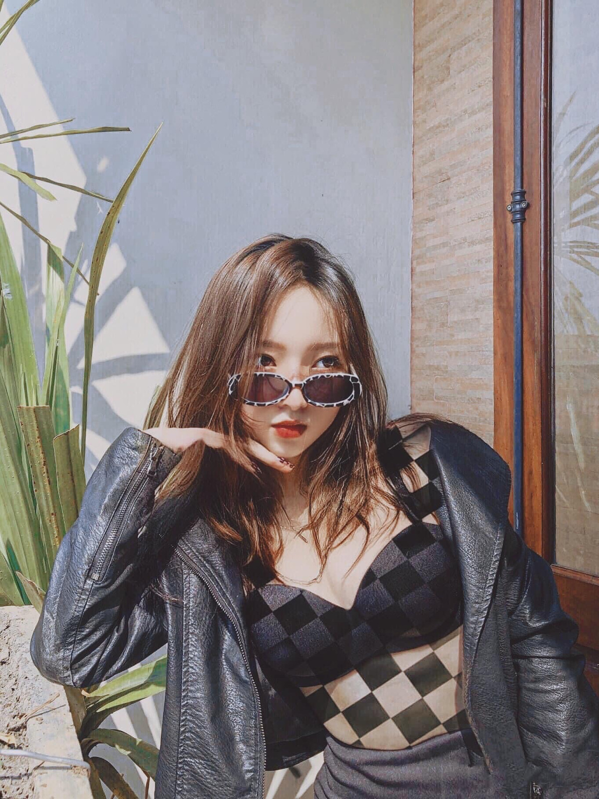 Linh Chi từng được biết đến với biệt danh "hot girl ảnh thẻ". Giờ đây, cô nàng trở thành gương mặt nổi tiếng mạng xã hội nhờ vóc dáng gợi cảm, phổng phao.