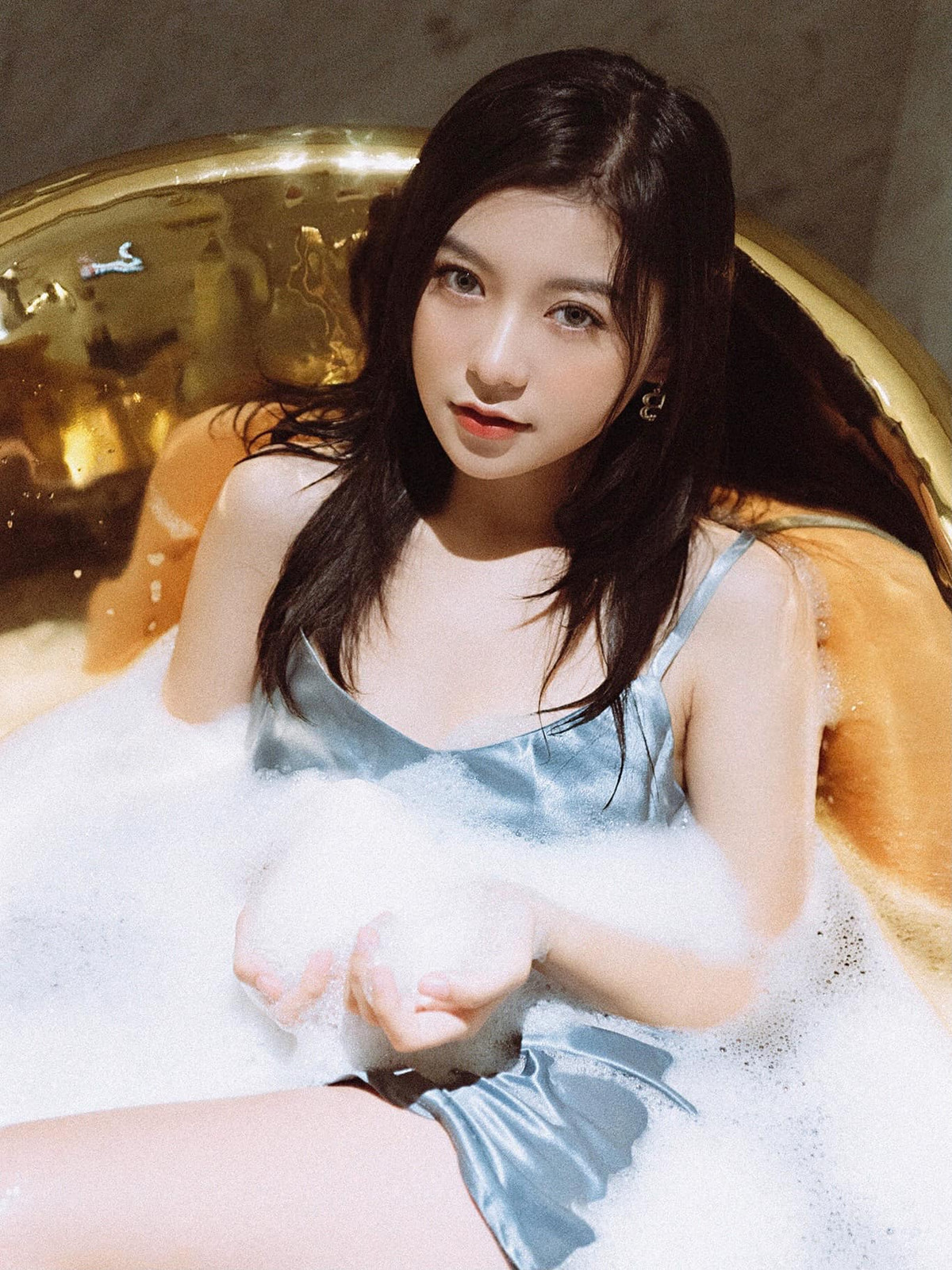 Gái xinh 2K nổi tiếng nhờ gương mặt xinh như nàng thơ, vóc dáng gợi cảm hút hồn.