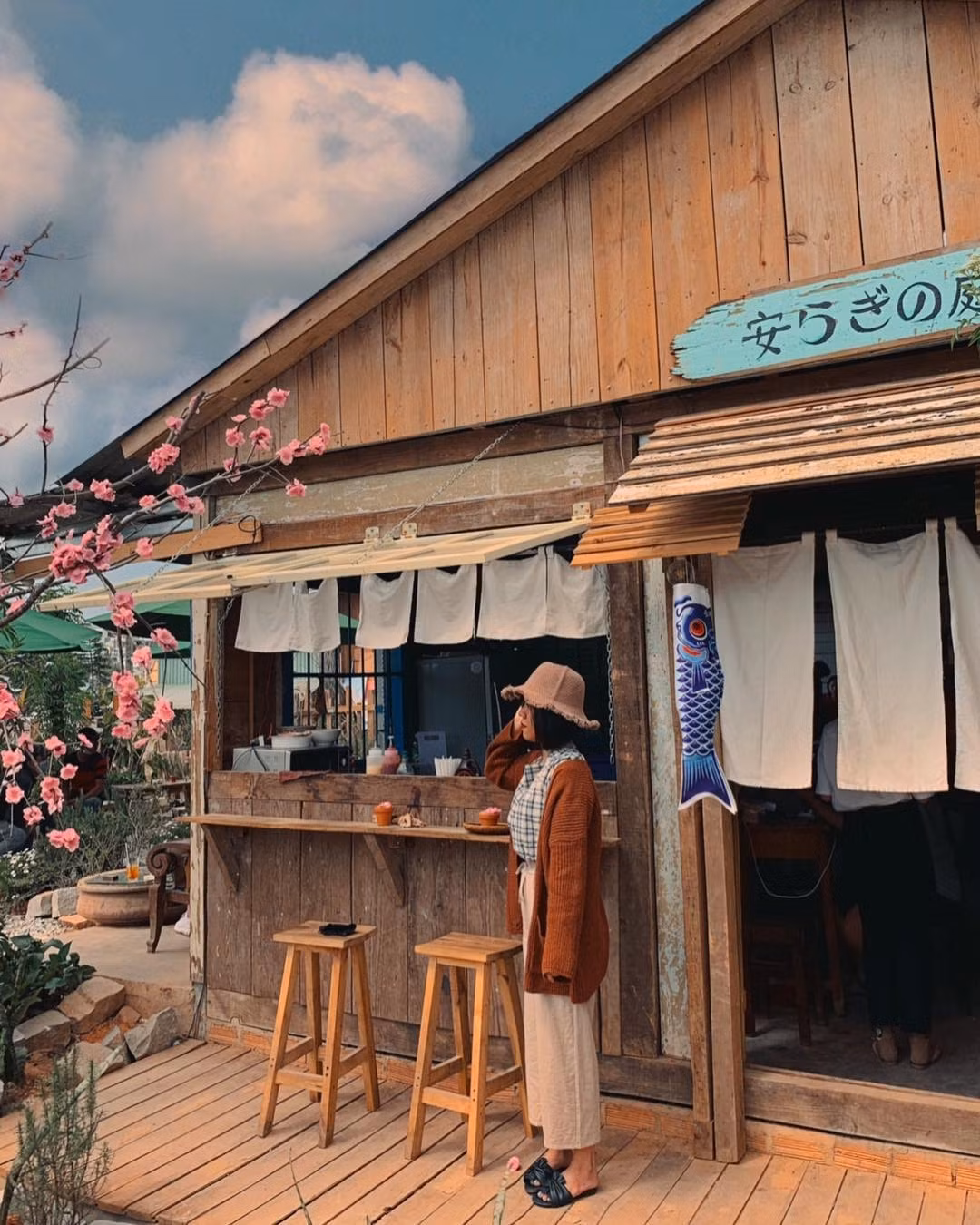 Vườn Yên nổi tiếng với phong cách đậm chất Nhật Bản, nơi đây từng được mệnh danh là 1 trong những quán cafe đẹp được nhiều bạn trẻ đến "sống ảo cháy máy".