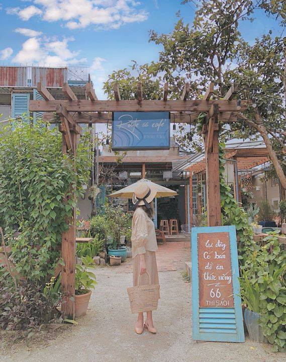 Không gian nơi đây giản dị, vạn vật bình yên giữa khung cảnh cây cối xanh mướt sẽ mang đến cho bạn những phút giây thật thư giãn cùng bạn bè.