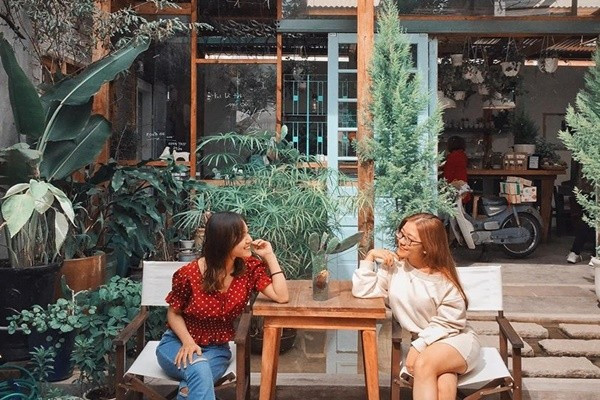 Route 66 cafe được xem là quán cafe đẹp ở Đà Lạt. Route 66 có cả không gian sân vườn với cây xanh mướt và không gian trong nhà được decor bởi những bộ bàn ghế, giá sách, quầy bar...xưa cũ.