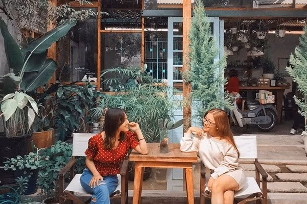 Route 66 cafe được xem là quán cafe đẹp ở Đà Lạt. Route 66 có cả không gian sân vườn với cây xanh mướt và không gian trong nhà được decor bởi những bộ bàn ghế, giá sách, quầy bar...xưa cũ.