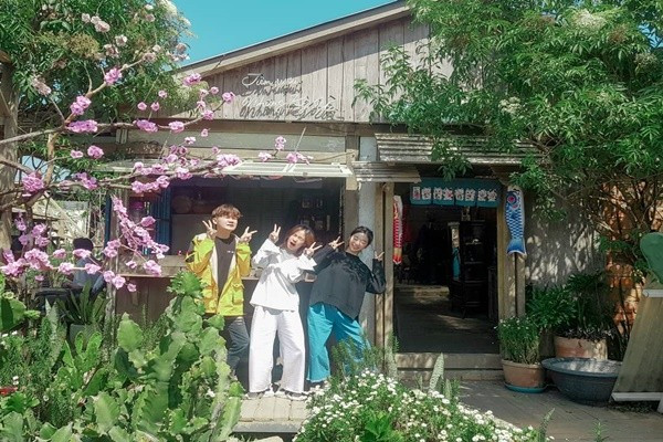 Một trong những quán cafe view đẹp Đà Lạt phải kể đến Vườn Yên. Vườn yên nằm cuối hẻm nhà thờ Domaine, cách trung tâm thành phố chưa đầy 1km.