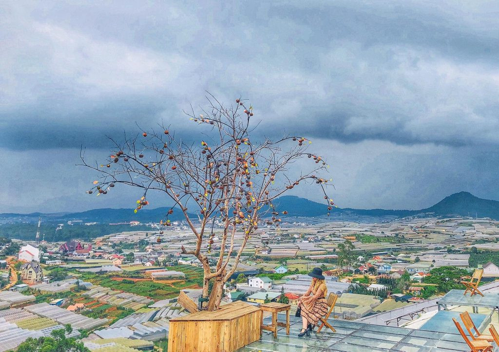 Nằm ở một vị trí đắc địa, Làng Vũ Thị được bao bọc bởi những ánh đèn sáng trên các cung đường, đèn ấm áp trải dài thung lũng, khiến quán trở nên lung linh và lãng mạn.