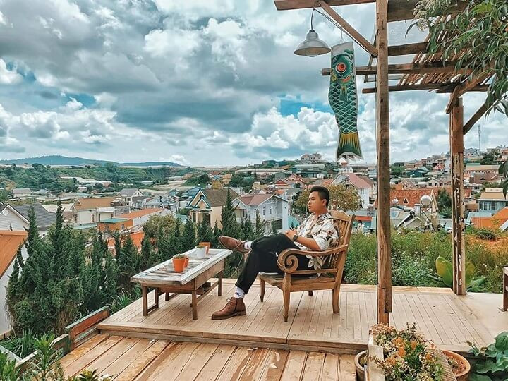 Quán cafe đẹp ở Đà Lạt luôn là điều khiến nhiều tín đồ "sống ảo" tìm đến, đặc biệt là sau thời gian 2 tháng cùng cả nước gồng mình chống dịch. Được biết, các quán ăn uống (kể cả quán ăn uống vỉa hè), phục vụ cùng lúc không quá 50% số người so với ngày thường (chỉ được bố trí tối đa 50% số bàn ghế). Ảnh: Tổng hợp Internet