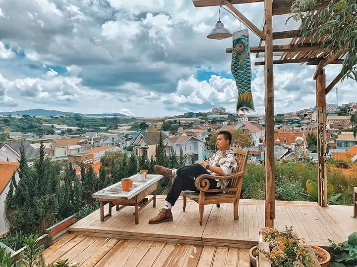 Quán cafe đẹp ở Đà Lạt luôn là điều khiến nhiều tín đồ "sống ảo" tìm đến, đặc biệt là sau thời gian 2 tháng cùng cả nước gồng mình chống dịch. Được biết, các quán ăn uống (kể cả quán ăn uống vỉa hè), phục vụ cùng lúc không quá 50% số người so với ngày thường (chỉ được bố trí tối đa 50% số bàn ghế). Ảnh: Tổng hợp Internet