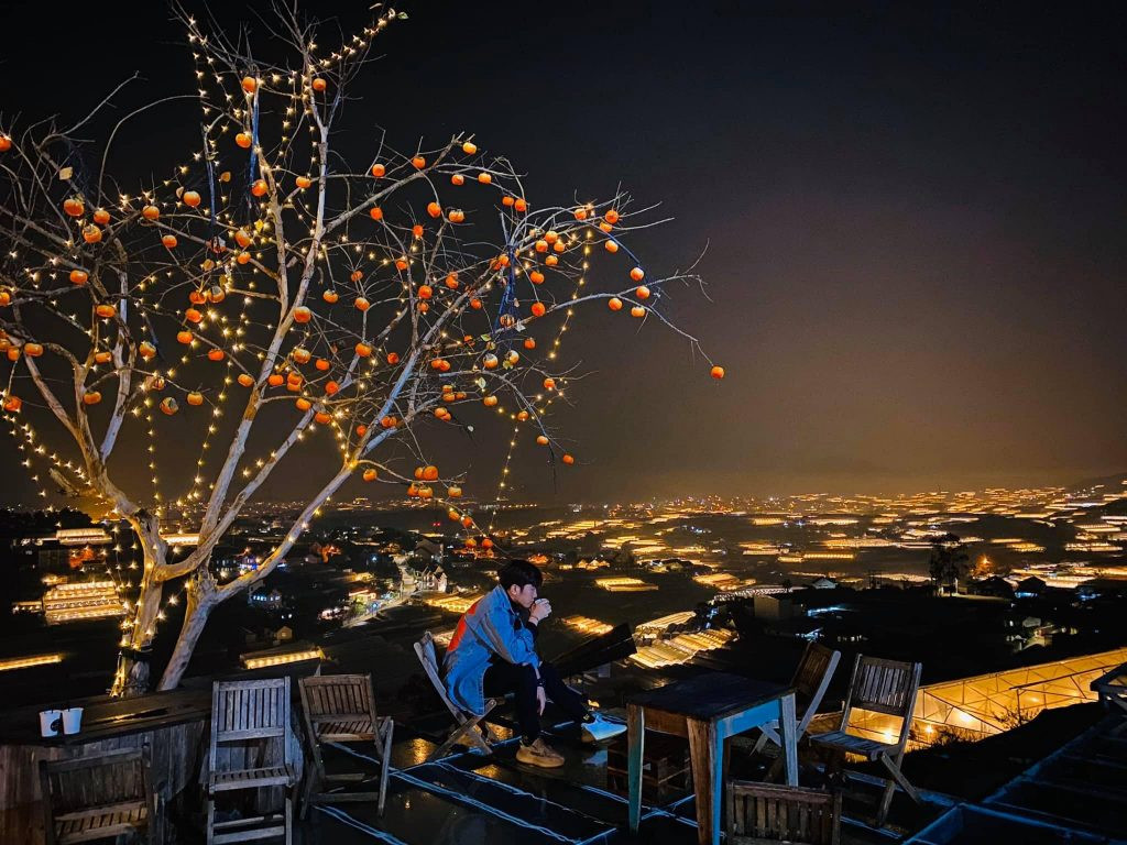 Không chỉ nổi bật vào ban ngày, đêm đến, Làng Vũ Thị còn mang vẻ đẹp huyền ảo làm say đắm lòng người.