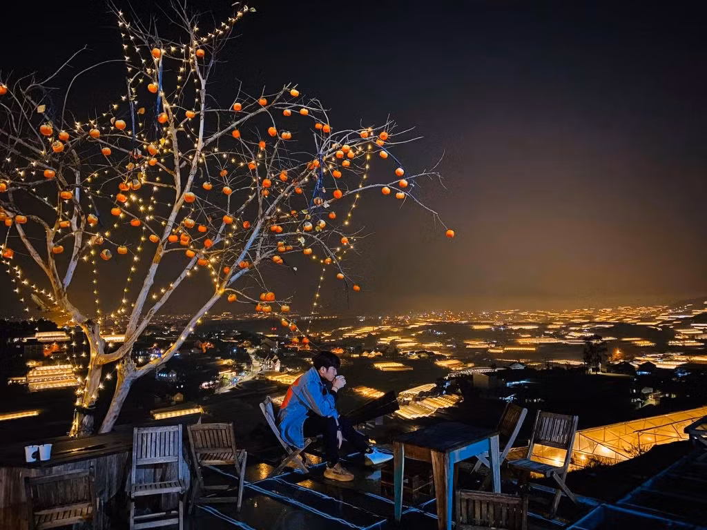 Không chỉ nổi bật vào ban ngày, đêm đến, Làng Vũ Thị còn mang vẻ đẹp huyền ảo làm say đắm lòng người.