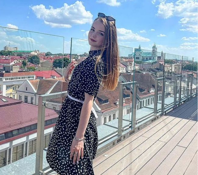 Hiện mỹ nhân chưa đầu quân vào một công ty người mẫu chuyên nghiệp nào để có nhiều thời gian tập trung cho bài vở trên lớp.