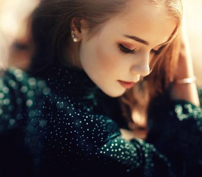 Đến hiện tại cô trung thành với mái tóc dài vàng óng của mình và những trang phục kín đáo, phù hợp với lứa tuổi của mình.