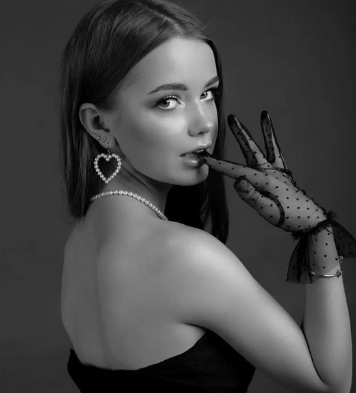 Không chỉ giữ được những đường nét thanh tú và đôi mắt xanh biếc, nhan sắc của cô nàng còn được đánh giá ngày càng sắc sảo, mặn mà hơn.