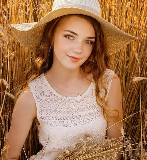 Anna Grudina không ngừng thử sức với nhiều phong cách khác nhau, đặc biệt, những bộ ảnh chụp phong cách "nàng thơ" của cô được khán giả ủng hộ.