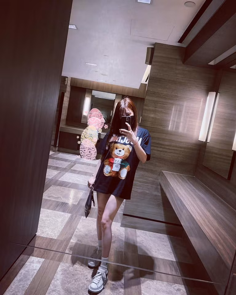 Em gái Công Vinh sinh năm 1989, cô cũng là 1 nhân vật khá nổi bật trên mạng xã hội và sở hữu hơn 11 nghìn người theo dõi.