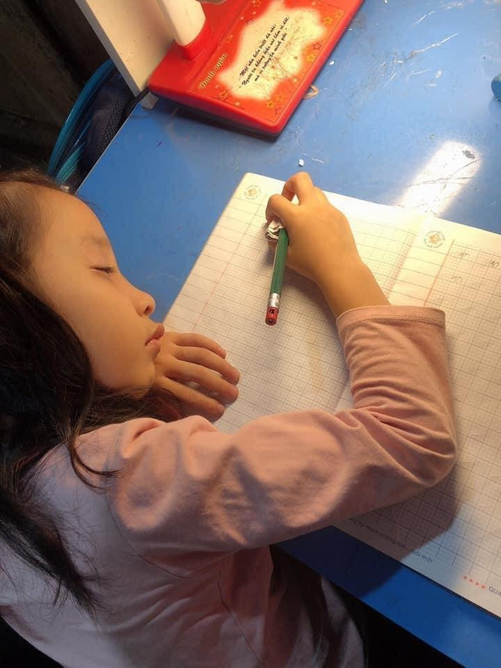 Chứng kiến cảnh tượng, nhiều người bày tỏ vừa thương vừa không nhịn nổi cười, trong khi phụ huynh thì rất quan ngại.